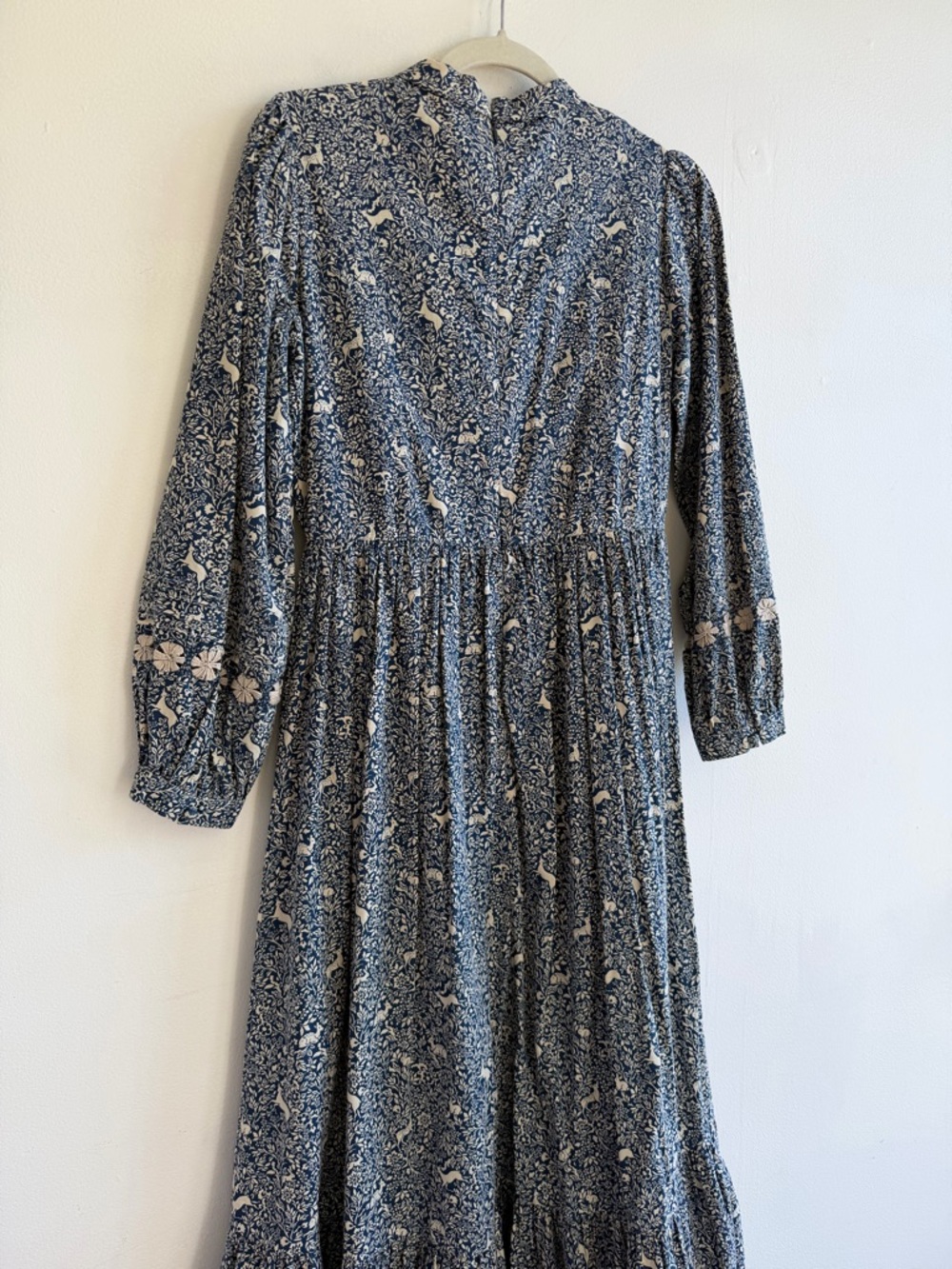 Doen ‘Nova’ Blue Floral Pintuck Midi Dress in Prancing Fawn Print - Picture 4 of 7